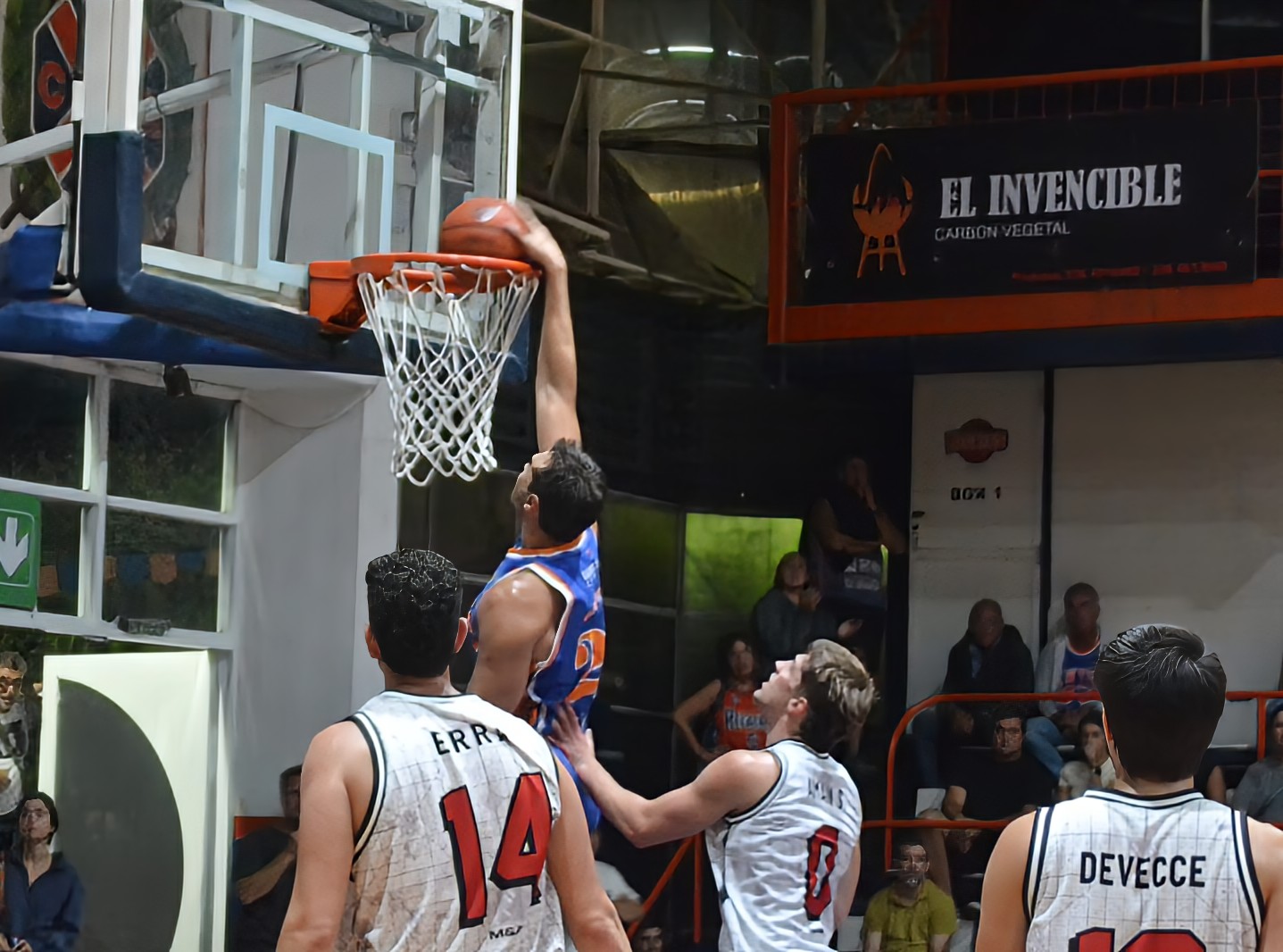 Atenas choc&oacute; ante Regatas en San Nicol&aacute;s