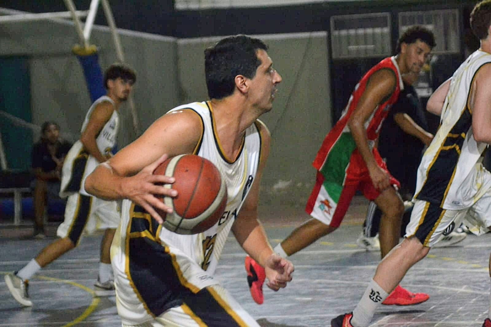 Villa Elisa venci&oacute; al Tano en su debut 