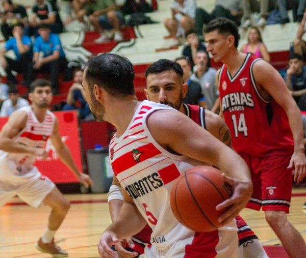 Estudiantes cerr&oacute; el juego sobre el final y venci&oacute; a Atenas
