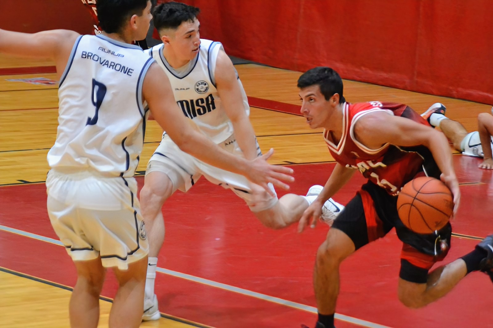 Atenas derrotó a Somisa y se aseguró su lugar en los play off