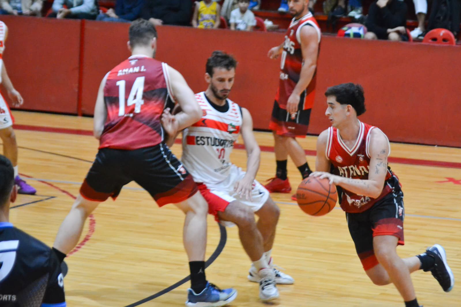 Atenas dejó sin voz al León y levantó la punteria