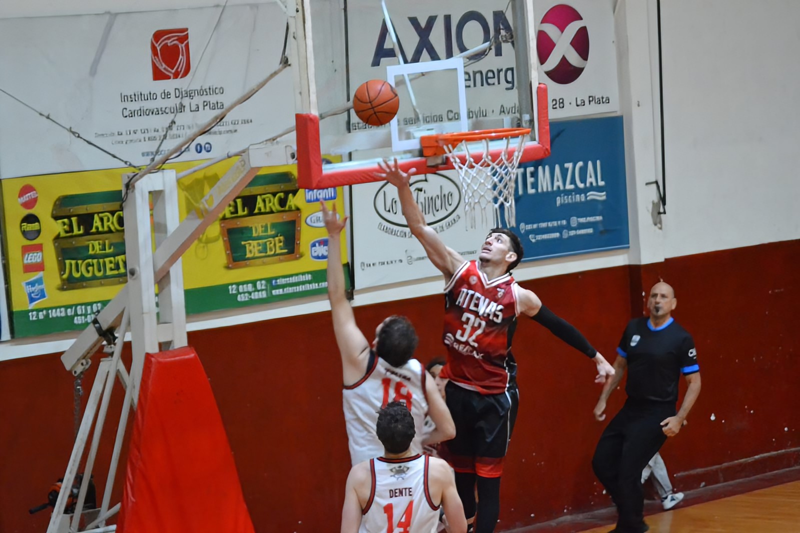 Atenas peleó hasta el final, pero cayó ante el Rojo de Zarate