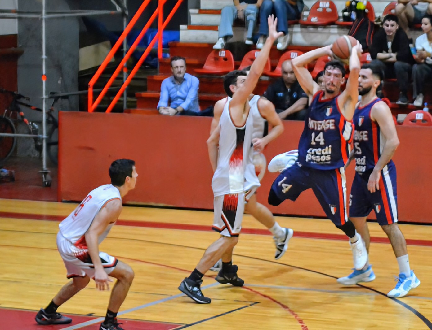 Platense derrotó al Griego y tomó aire en el Apertura
