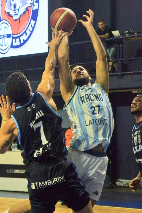 El Lobo golpeo primero, derroto a Racing y se qued&oacute; con el primer chico