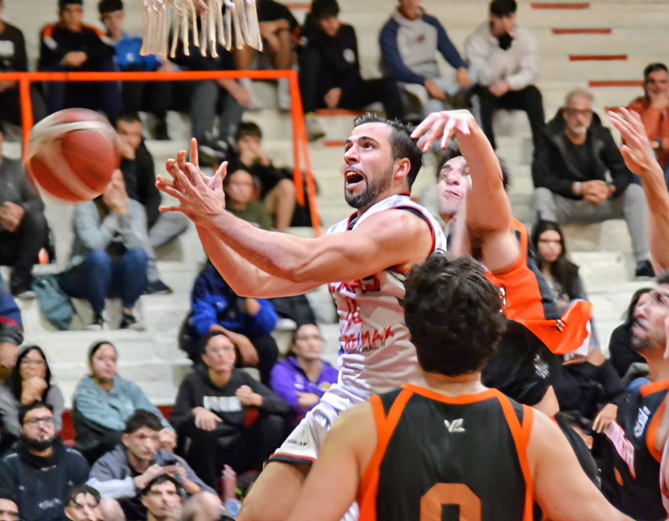 Atenas derrotó a la R y es puntero del torneo