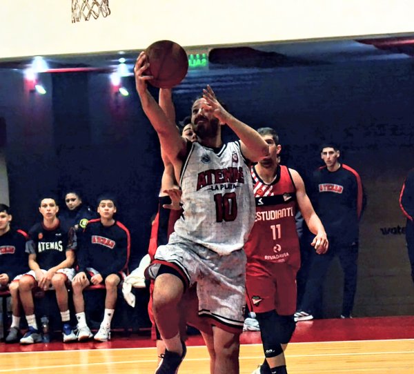 Atenas barri&oacute; la serie ante el Pincha y paso de fase 