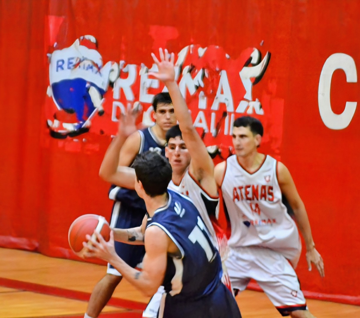 El Roble echó raíz ante Universal y ganó el primer juego del repechaje