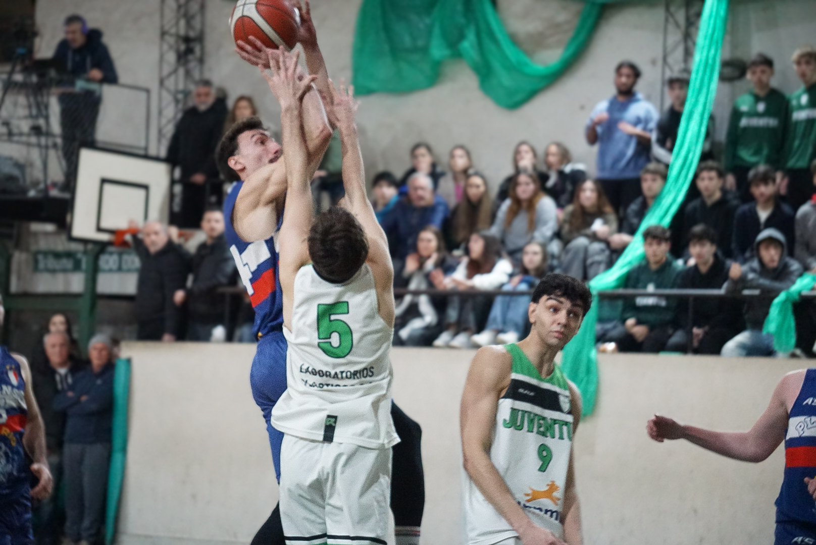 Juventud resurgió en el cierre y forzó el tercer partido