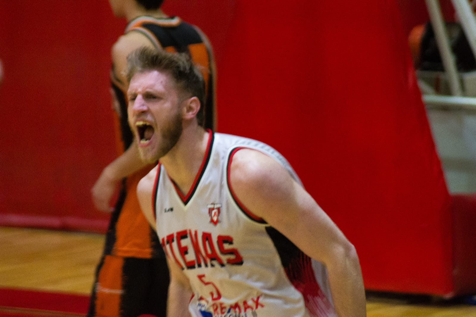 Atenas aplastó a la R en el inicio del Clausura 