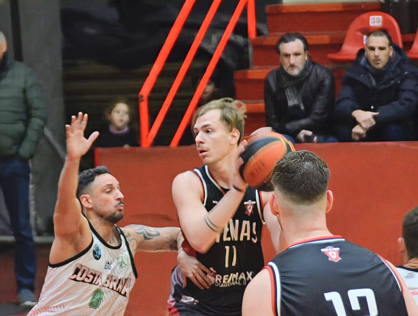 Atenas cacheteó a Costa Brava en su debut Prefederal