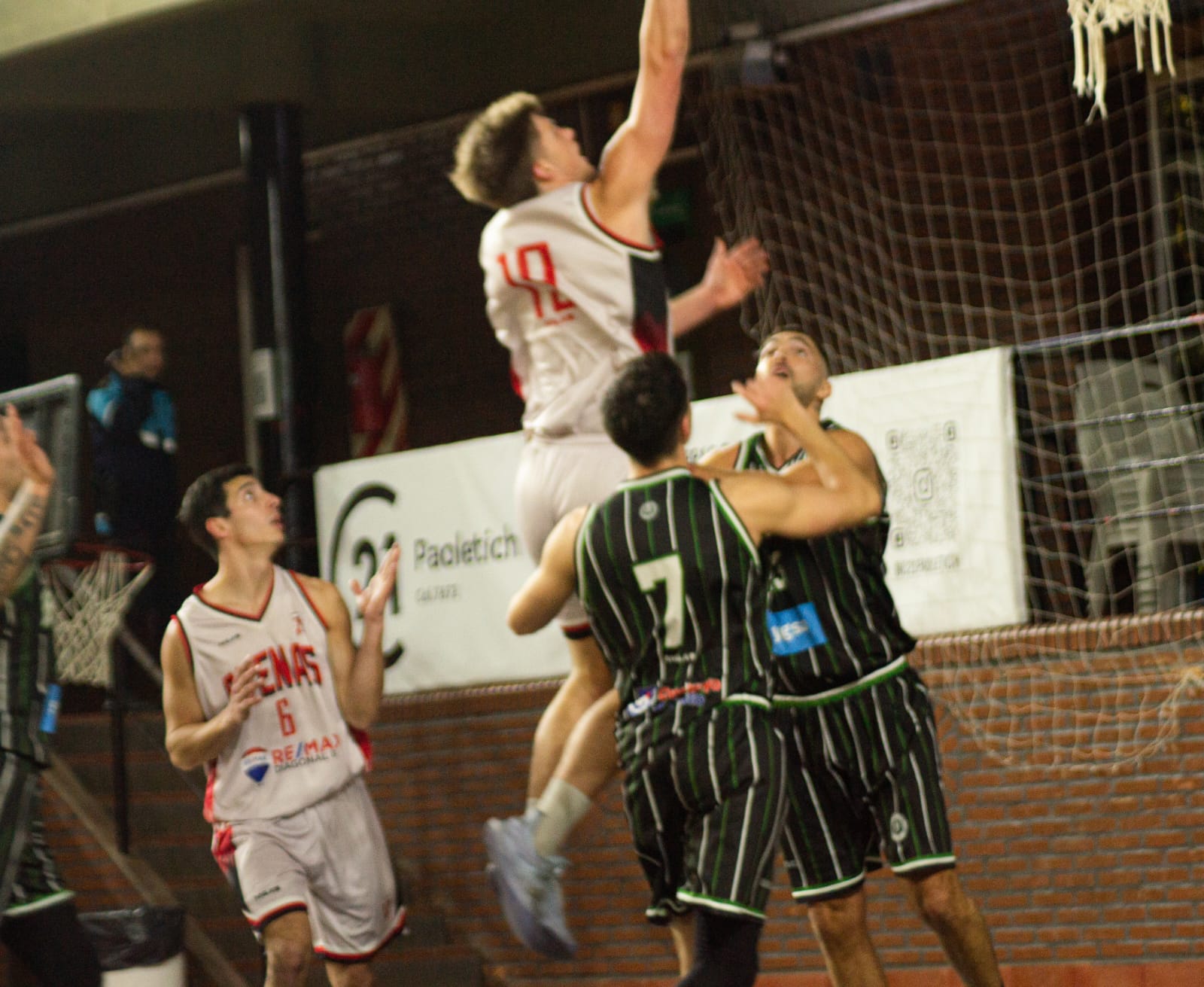 Atenas dio vuelta la historia y derrotó a Banco