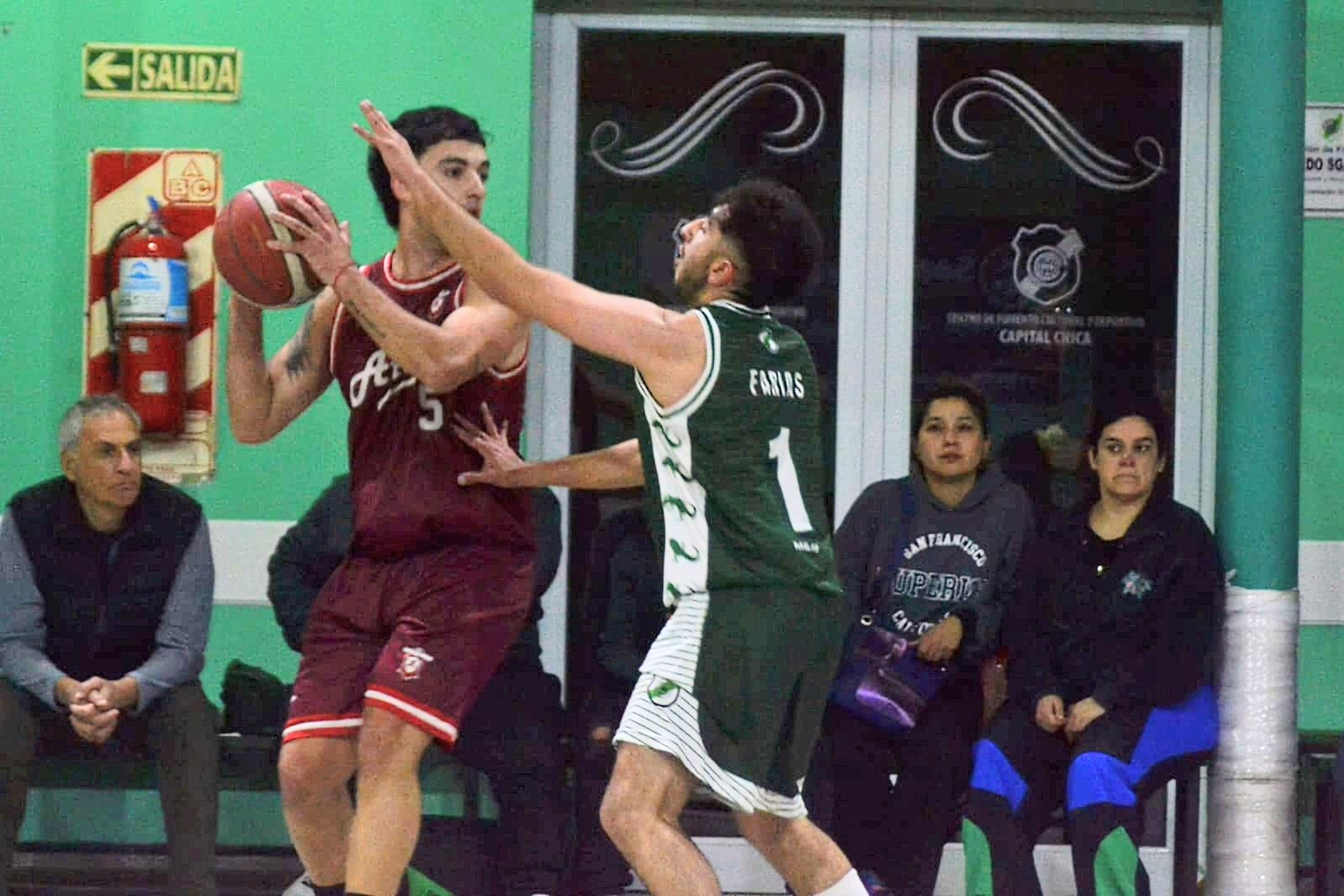 Atenas B derrotó a Capital Chica y se metió en la pelea