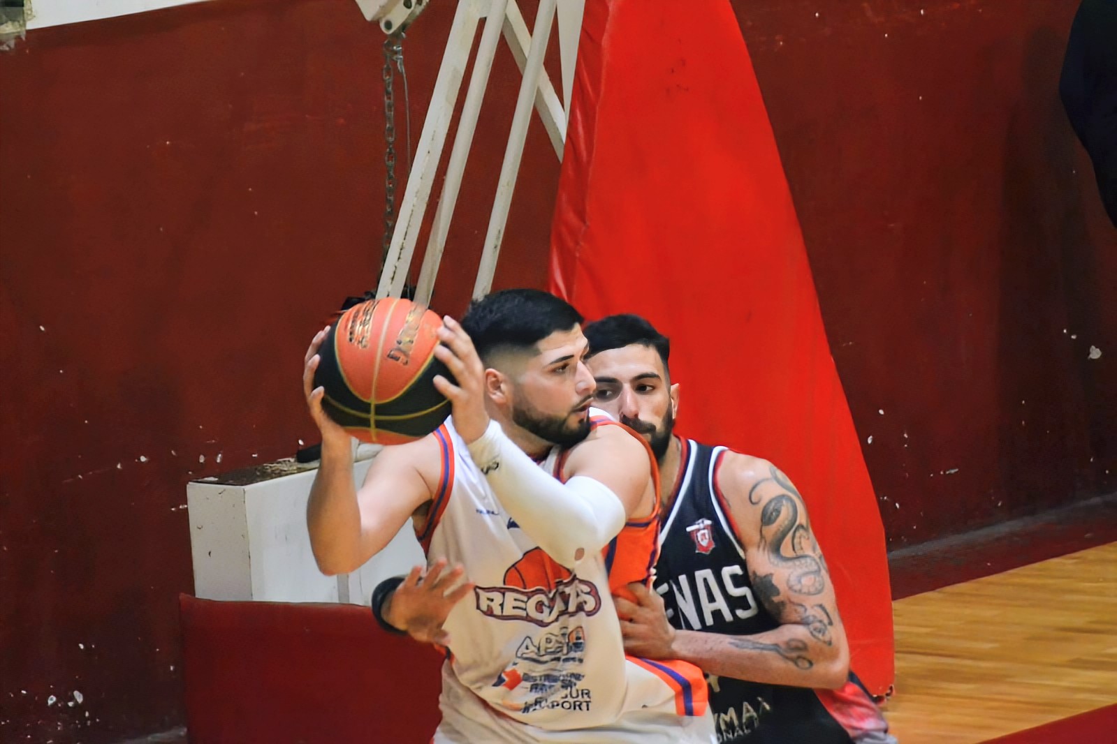 Regatas le ganó a Atenas y lo bajó de la punta