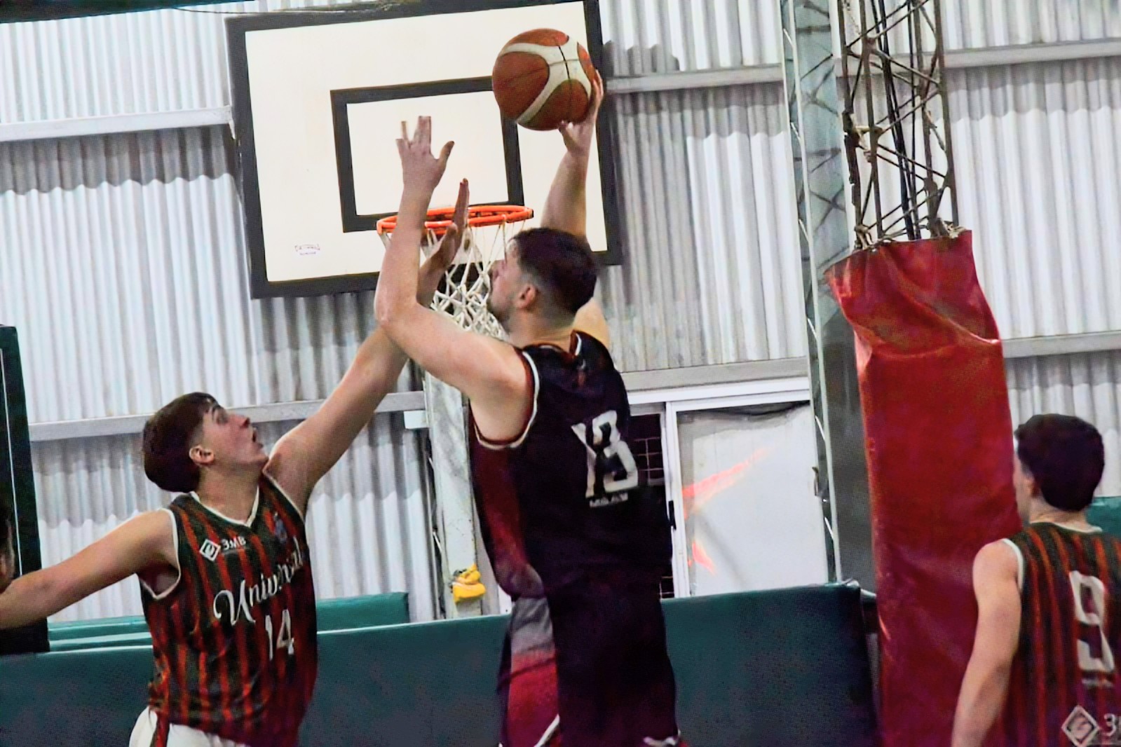 Atenas derrotó a Universal y se quedó con el clásico de la A1