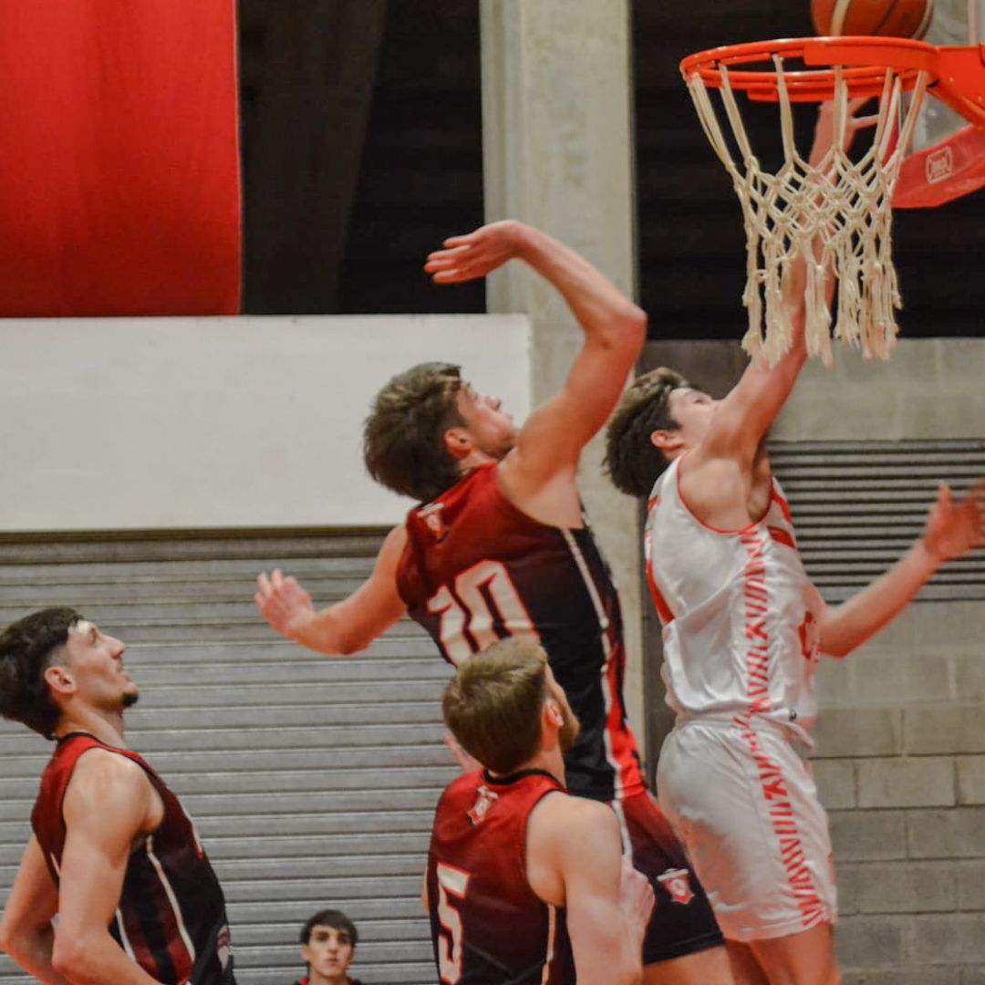 El León derrotó al Griego y se posicionó en el Clausura