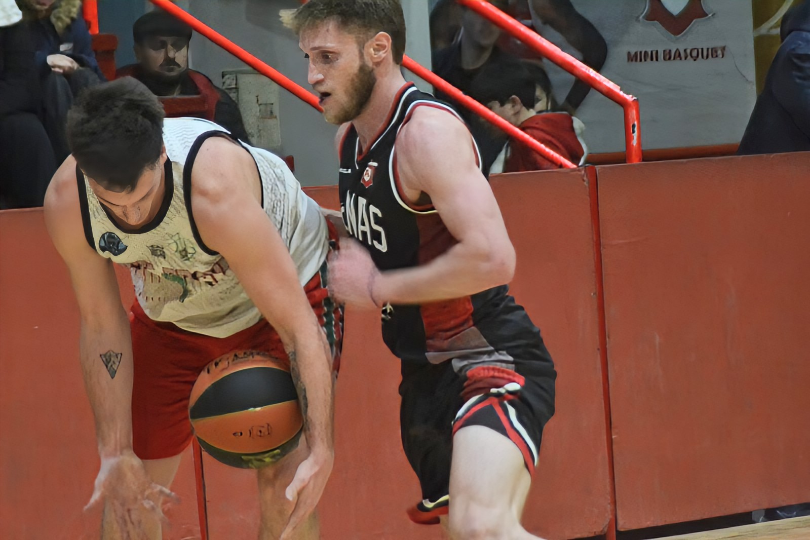 La ruta le sienta bien, Atenas derrotó a Costa Brava en un gran duelo