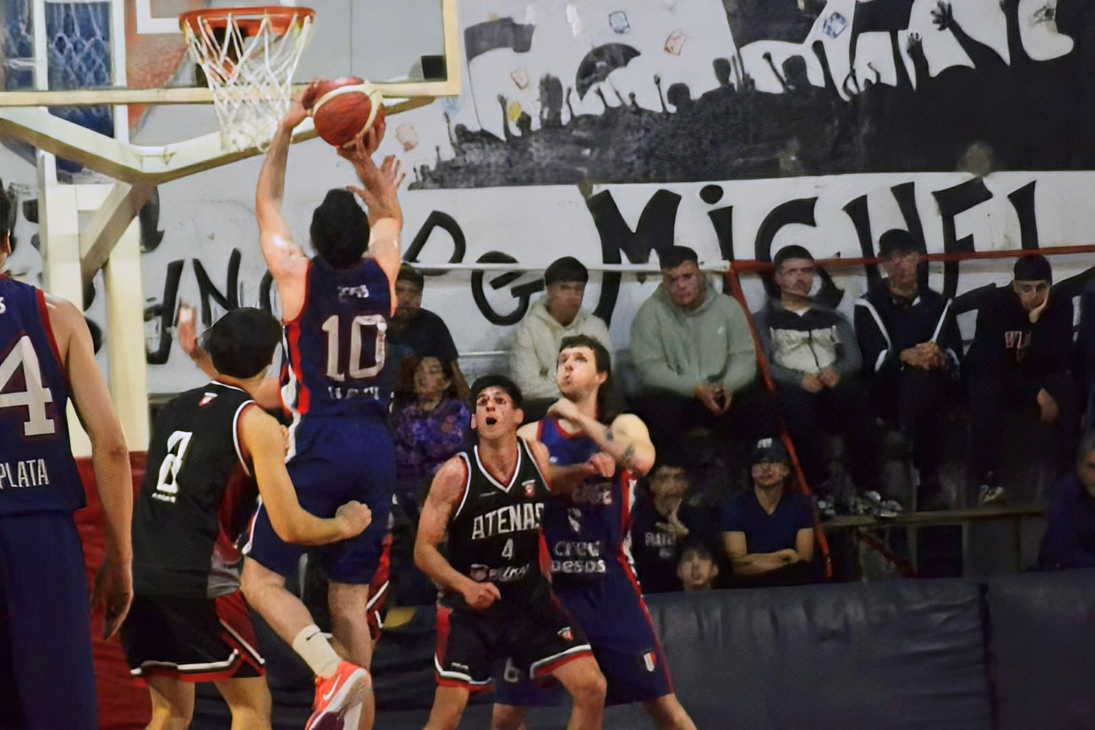 El Tricolor levantó vuelo sobre el final y derrotó a Atenas