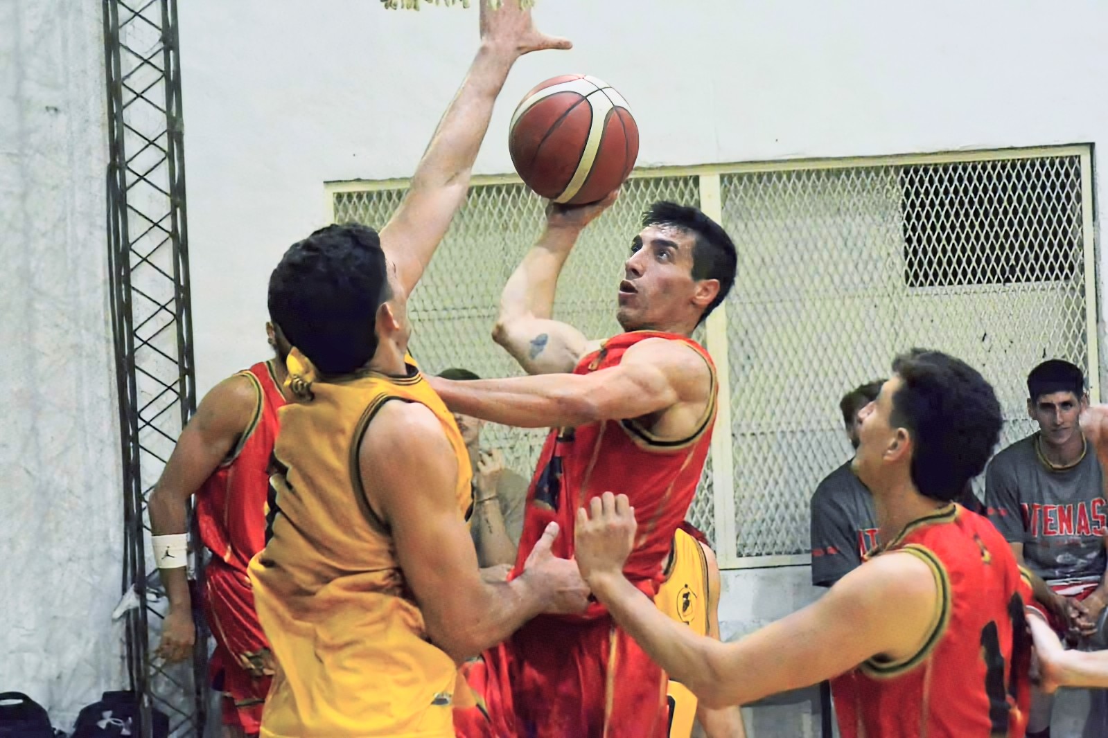 Atenas aguantó en el final y derrotó al Amarillo