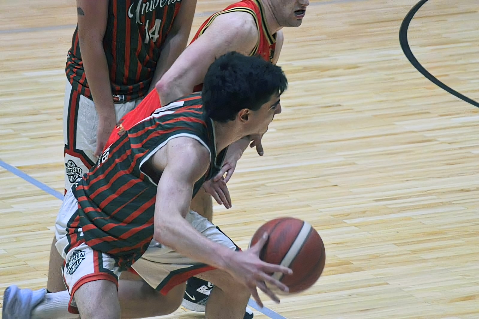 La Cueva se quedó con el clásico ante Atenas